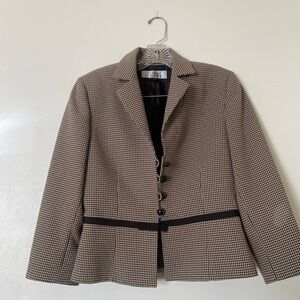 T Tahari Black and Cream Blazer with Tailored Silhouette